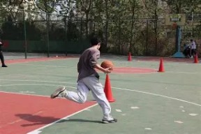 米乐m6平台-包含篮球技巧传授班开课，学员积极参与的词条