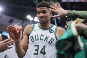 米乐m6平台-包含雄鹿队主帅赞扬字母哥出色表现，称之为球队骄傲的词条