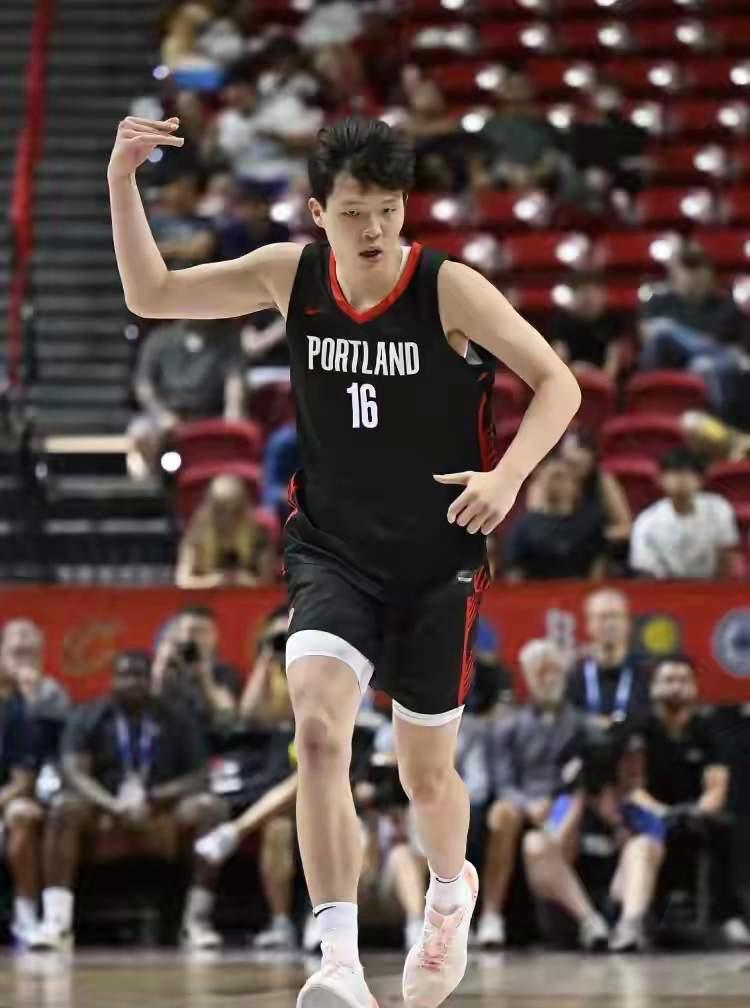 包含篮球明星弈战球场，勇争第一成就非凡！的词条