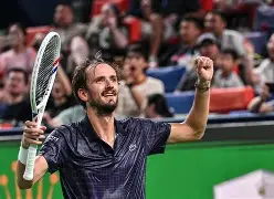 比达尔屡遭黑衣裁判打压，球迷愤怒抗议的简单介绍