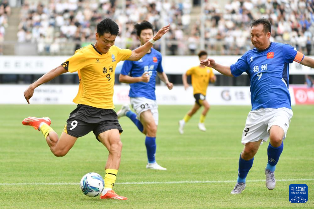 国内足球联赛战况紧张，球队实力均衡对抗