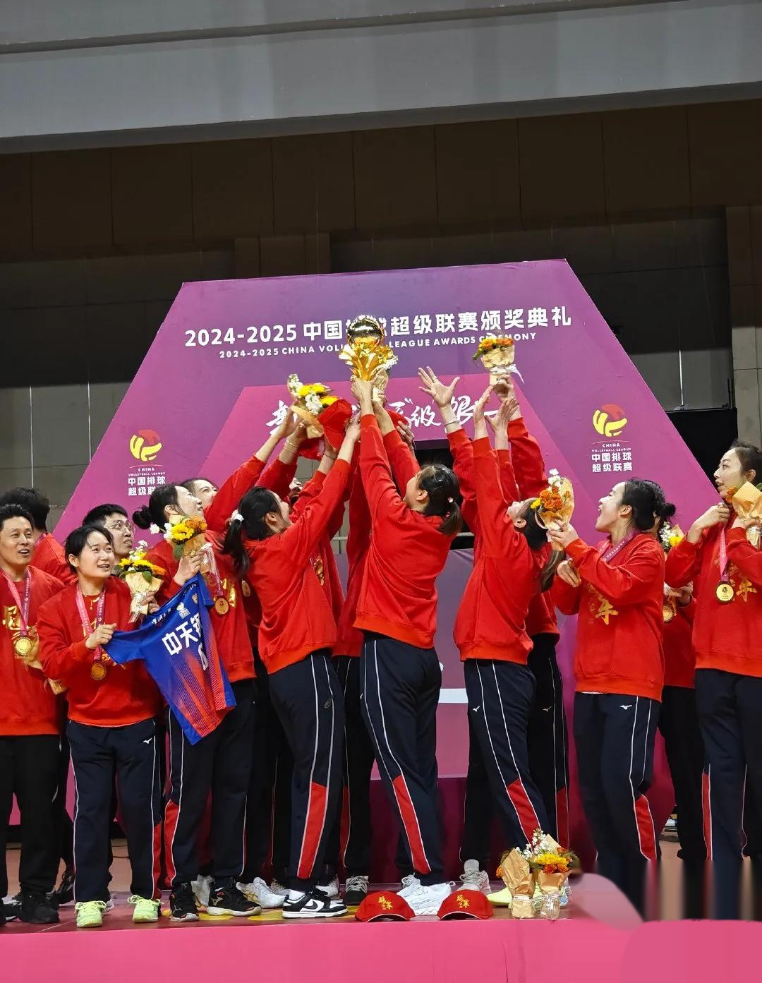 关于队员们正全力以赴备战接下来的比赛，期待取得好成绩的信息